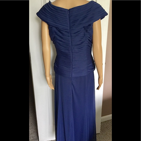 Ruched V- Neck Chiffon Dress - Picture 4 of 6